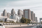 城市沿路高楼建筑群