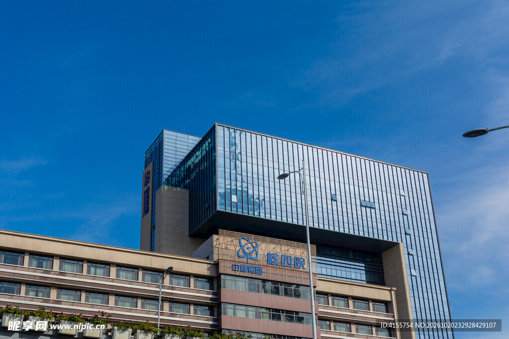 蓝天下的现代建筑