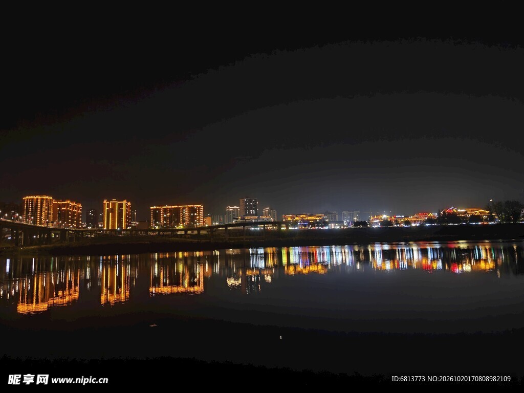 河畔夜景灯光倒影