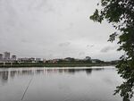 阴天湖畔城市远景