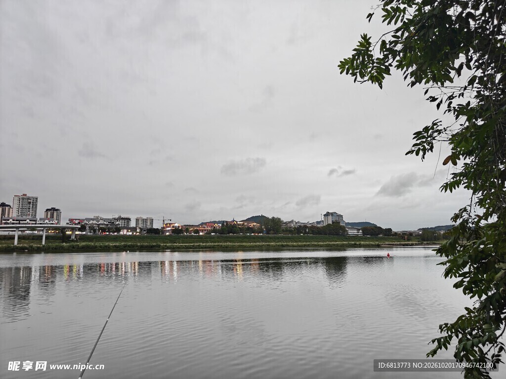 阴天湖畔城市远景