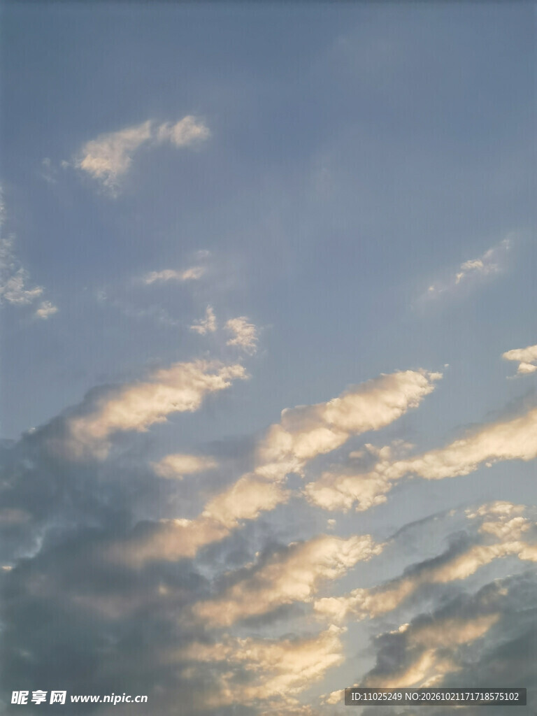 黄昏金色云彩蓝天自然天空景色