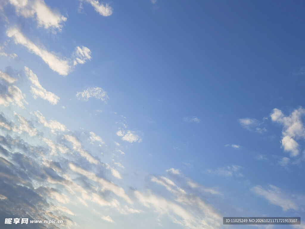 广阔蓝天大片层叠白云天空风景