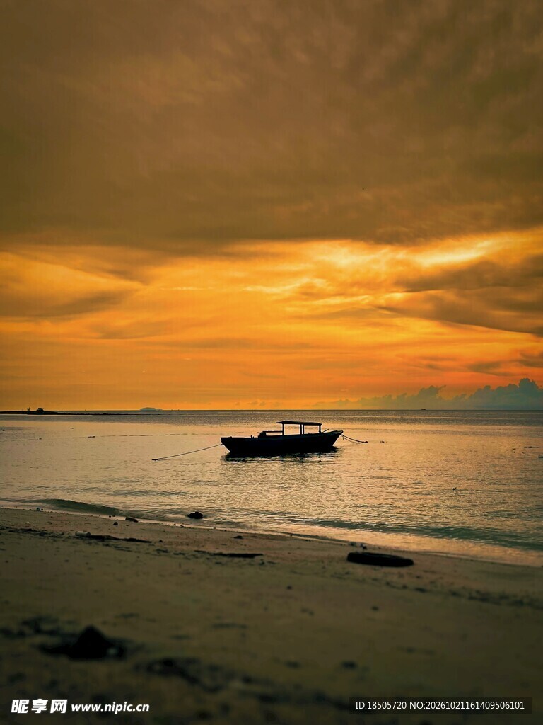 海边日落小船剪影