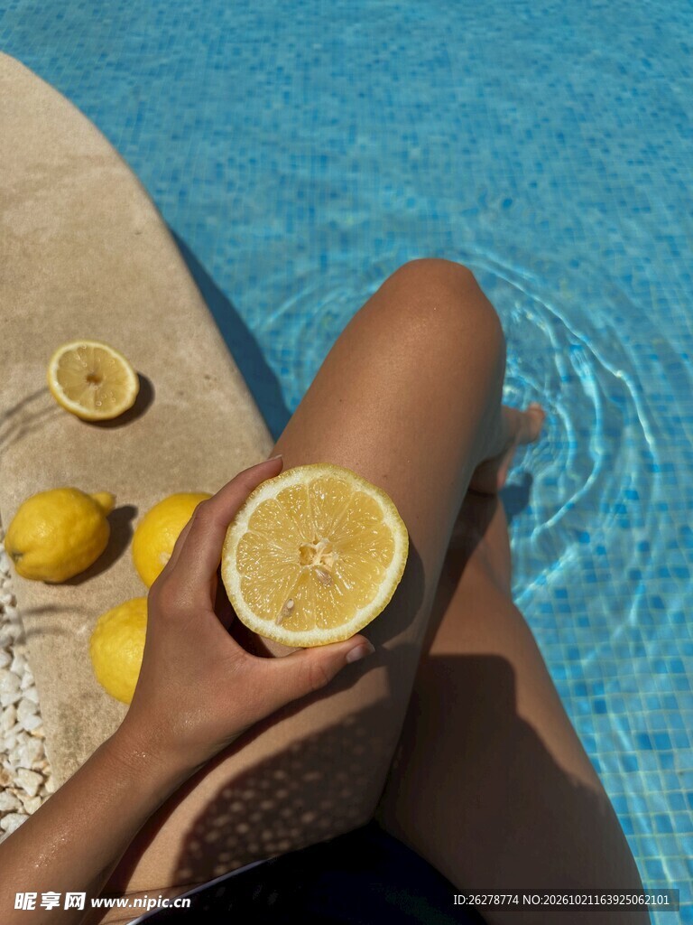 泳池边的夏日柠檬时光
