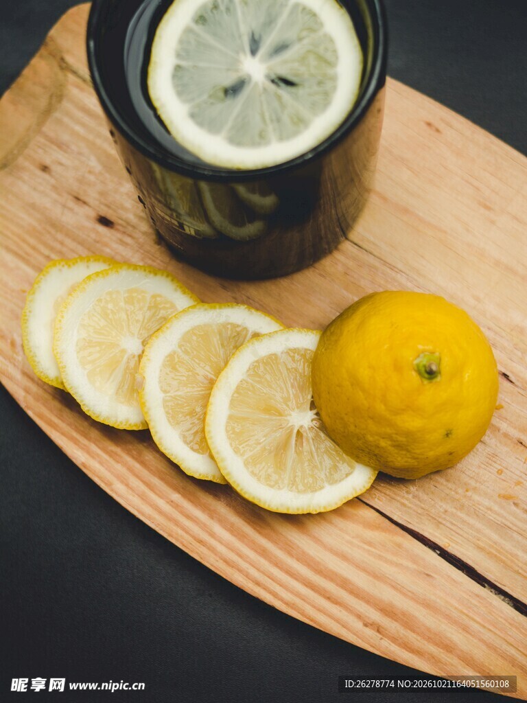 鲜柠檬切片饮品静物