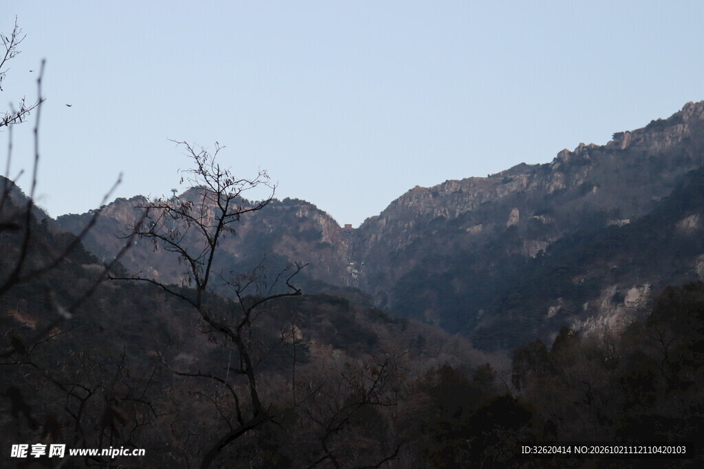 薄暮山野远景