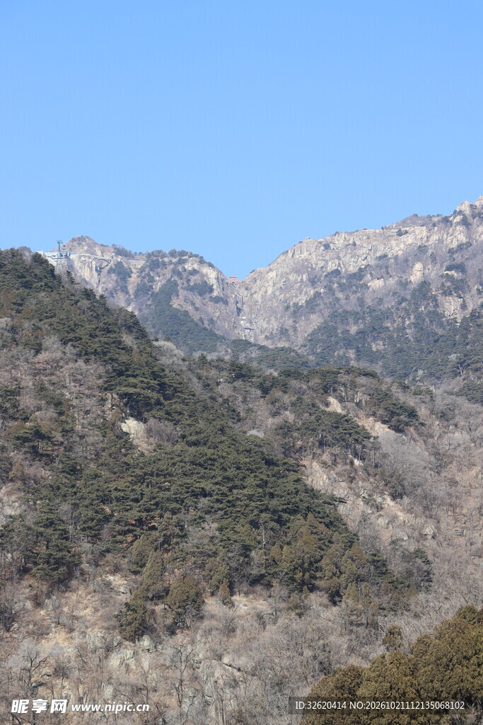 晴日山野风光
