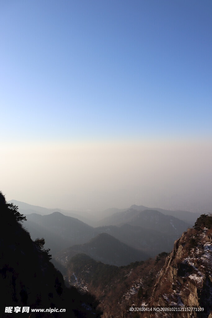 山巅远眺层峦风光