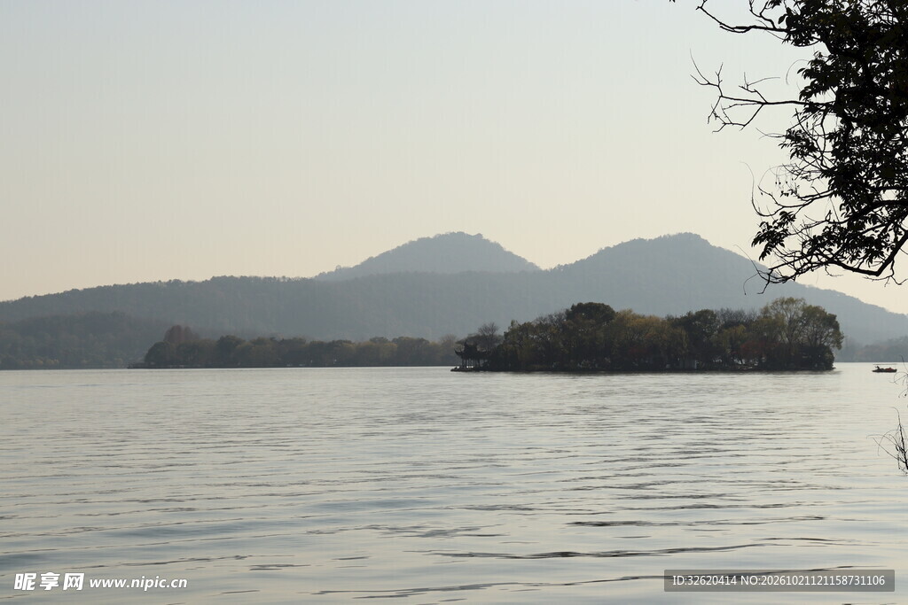 平湖远山雾色风光