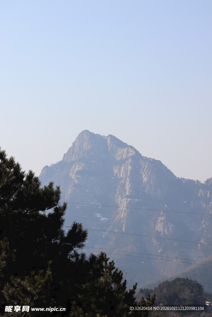 朦胧远山自然风景