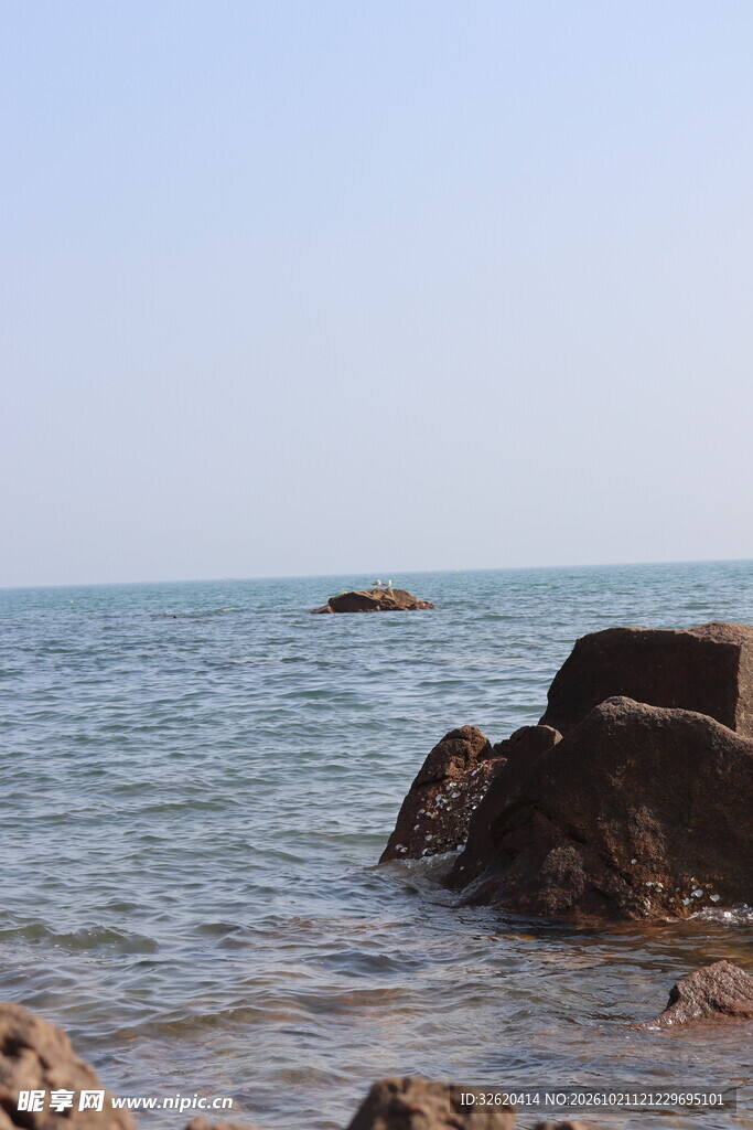 海边晴日礁石海景