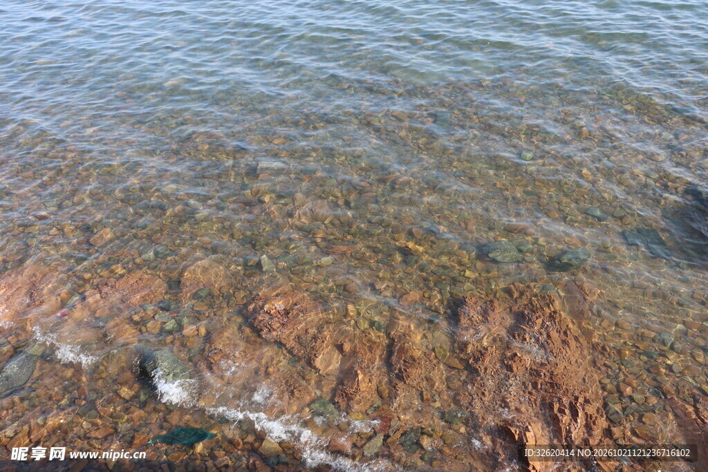清澈浅滩水下沙石