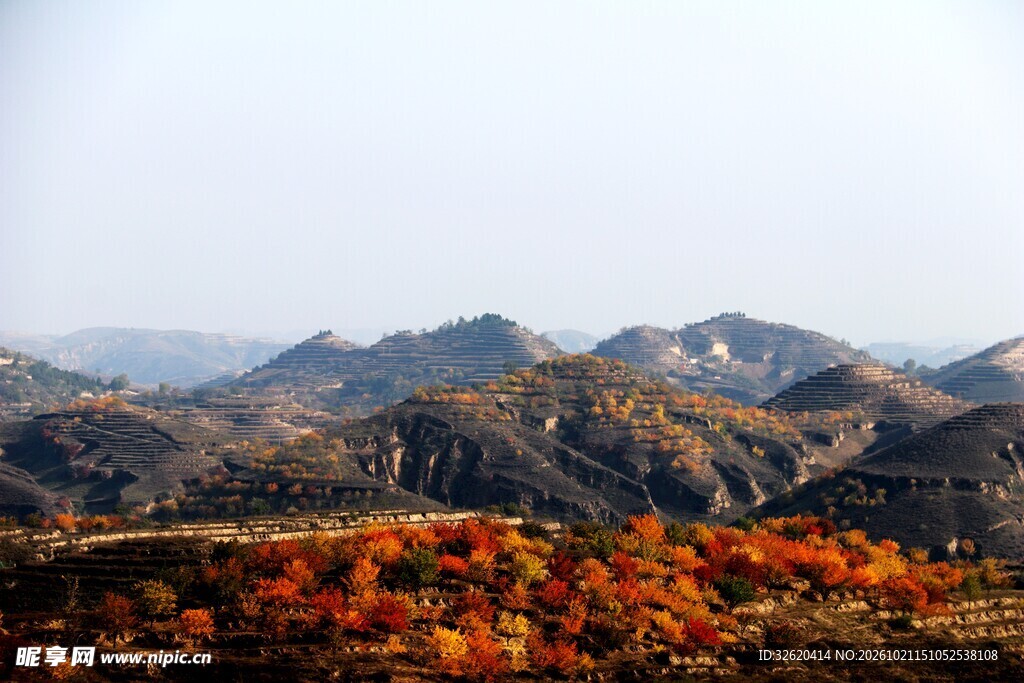 秋日层峦山野风光