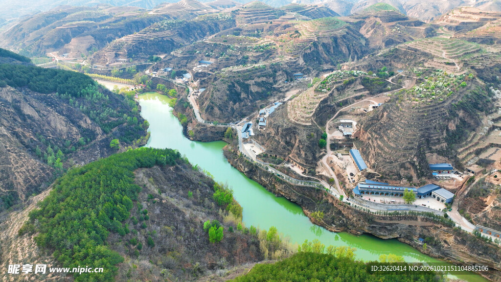 山间河谷风光