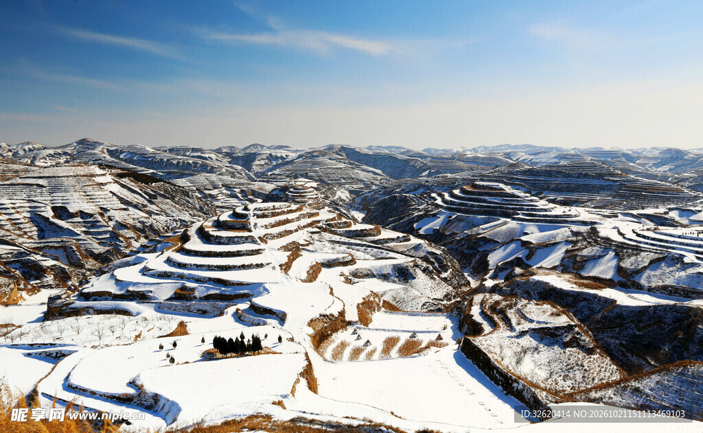 雪后山野村落全景