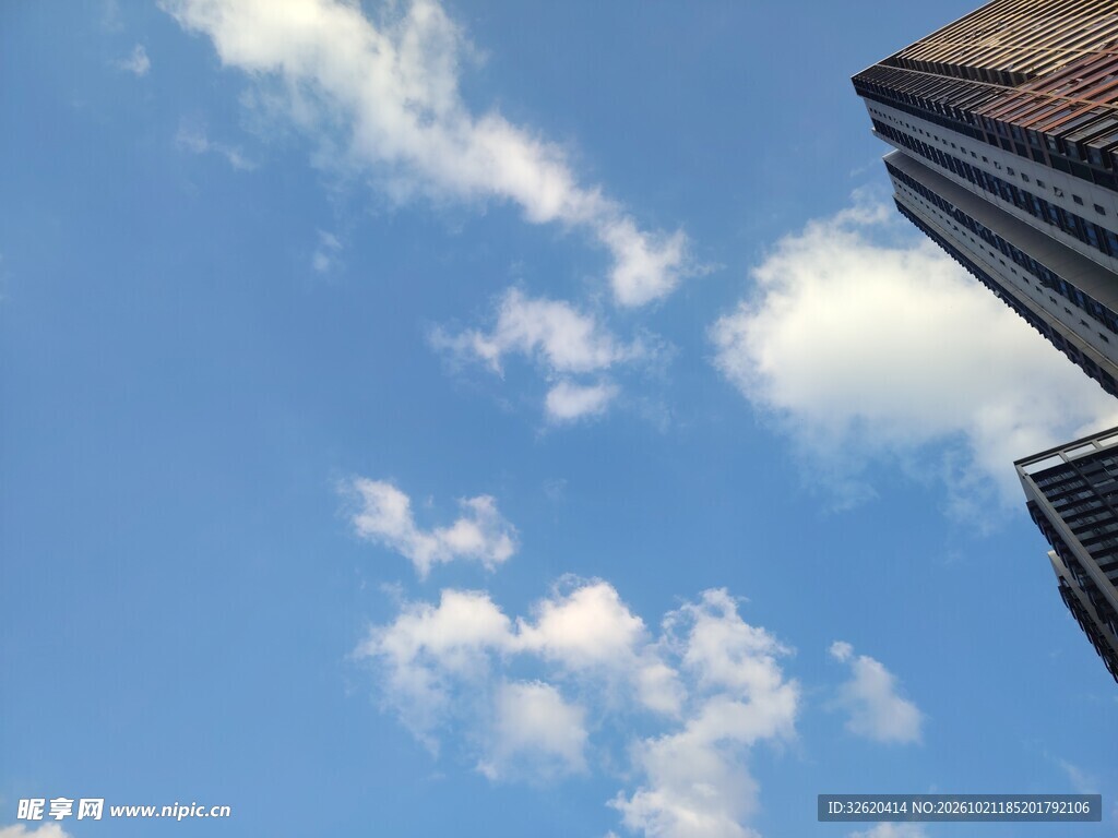 晴空下建筑边角仰拍