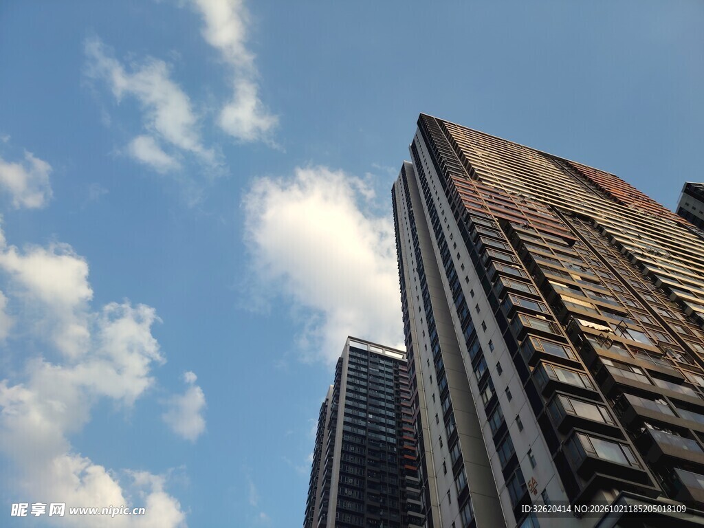 蓝天下仰拍高层楼宇