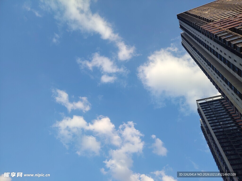 仰拍晴空下的高楼