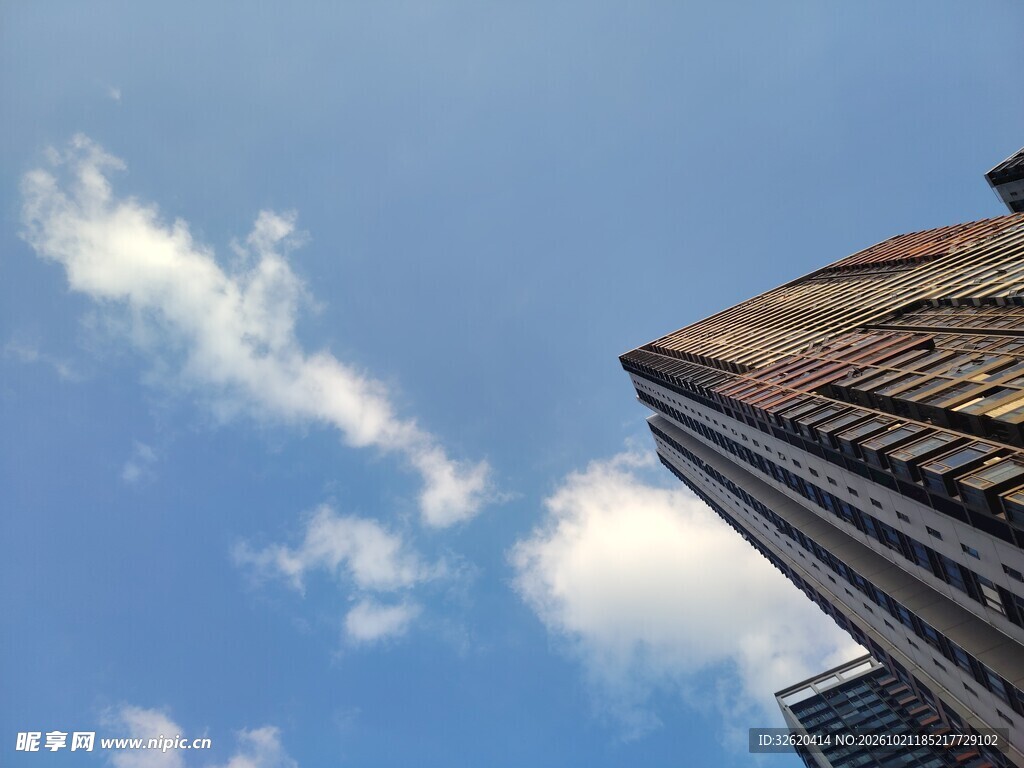 仰拍蓝天与建筑