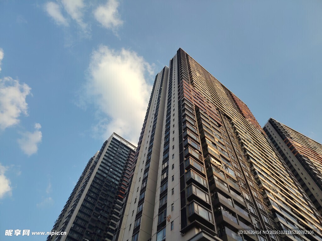 仰拍城市摩天大楼