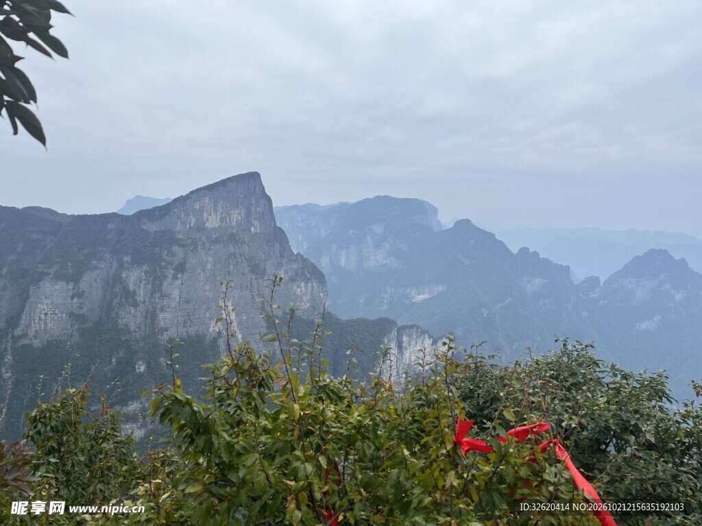 山间远眺壮阔山景