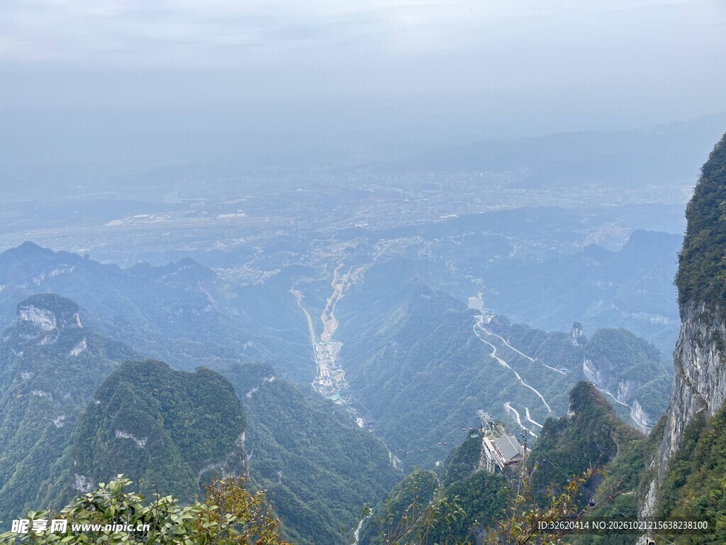 雾绕层叠山峦远景