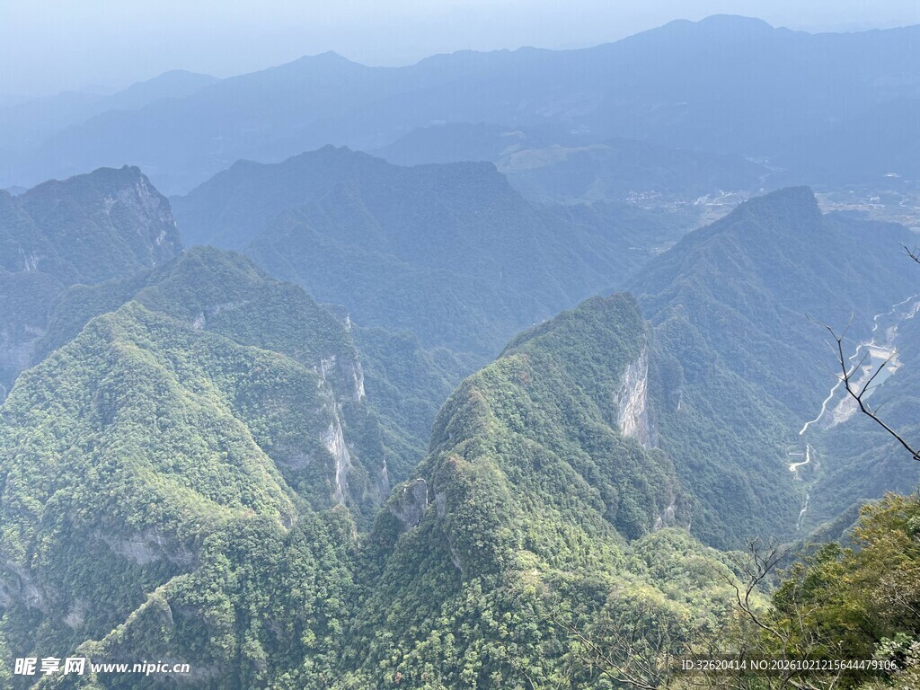 层叠山峦自然风光