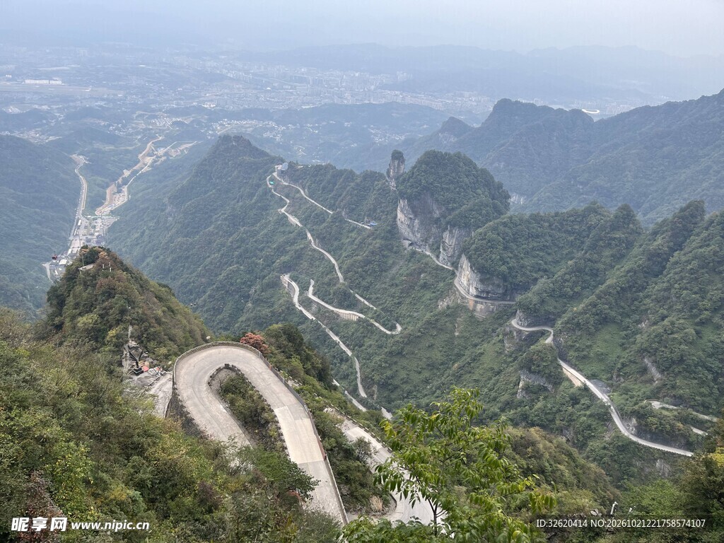 山间盘山公路风光