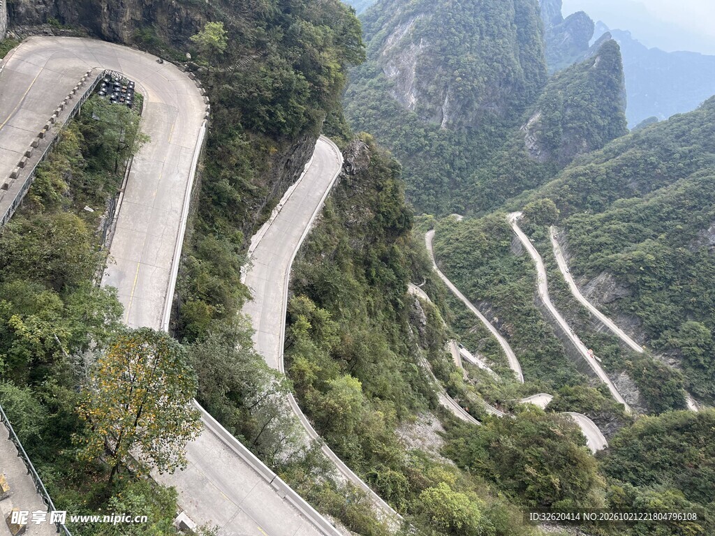 蜿蜒盘山公路风光