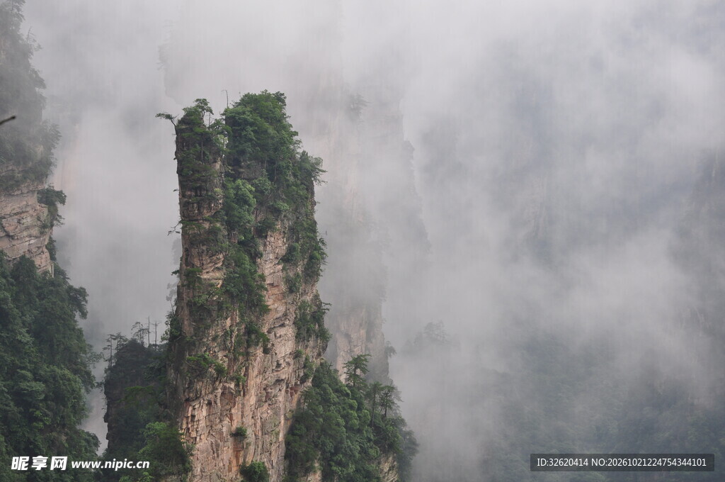 雾天奇峰自然山景