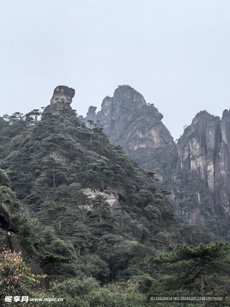 雾霭青山自然景观