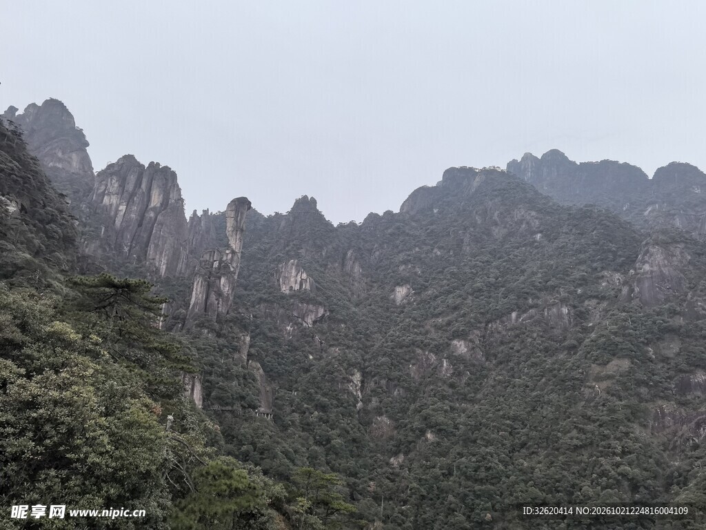 雾绕青山奇峰远景