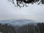阴天远眺朦胧山景