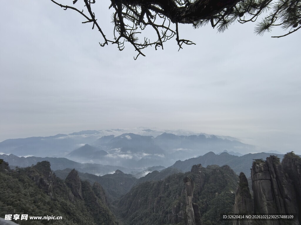 阴天远眺朦胧山景