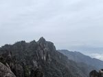 阴天山野奇峰风光