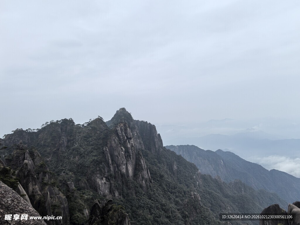阴天山野奇峰风光