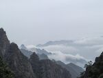 雾绕层峦山野风光