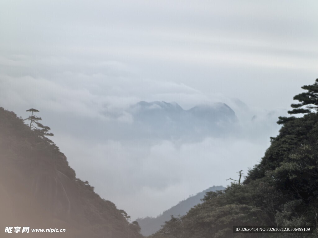 阴天山谷自然山景