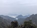 雾绕层峦山景