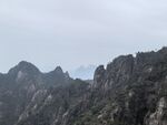 阴天山野峻岭风光