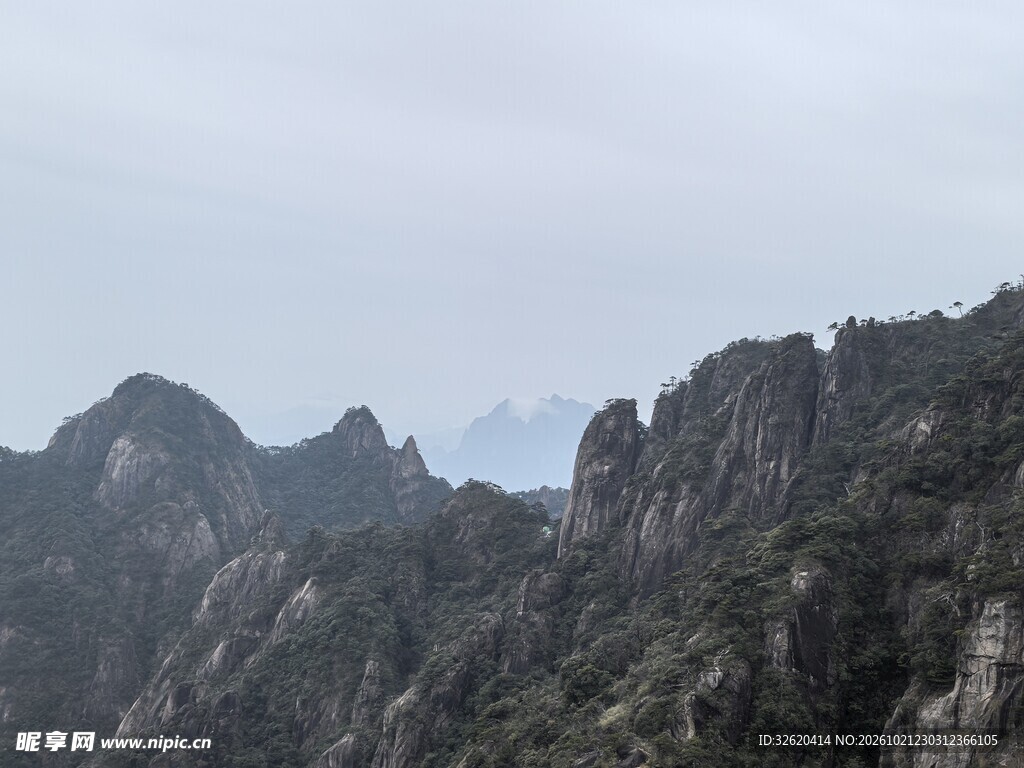 阴天山野峻岭风光