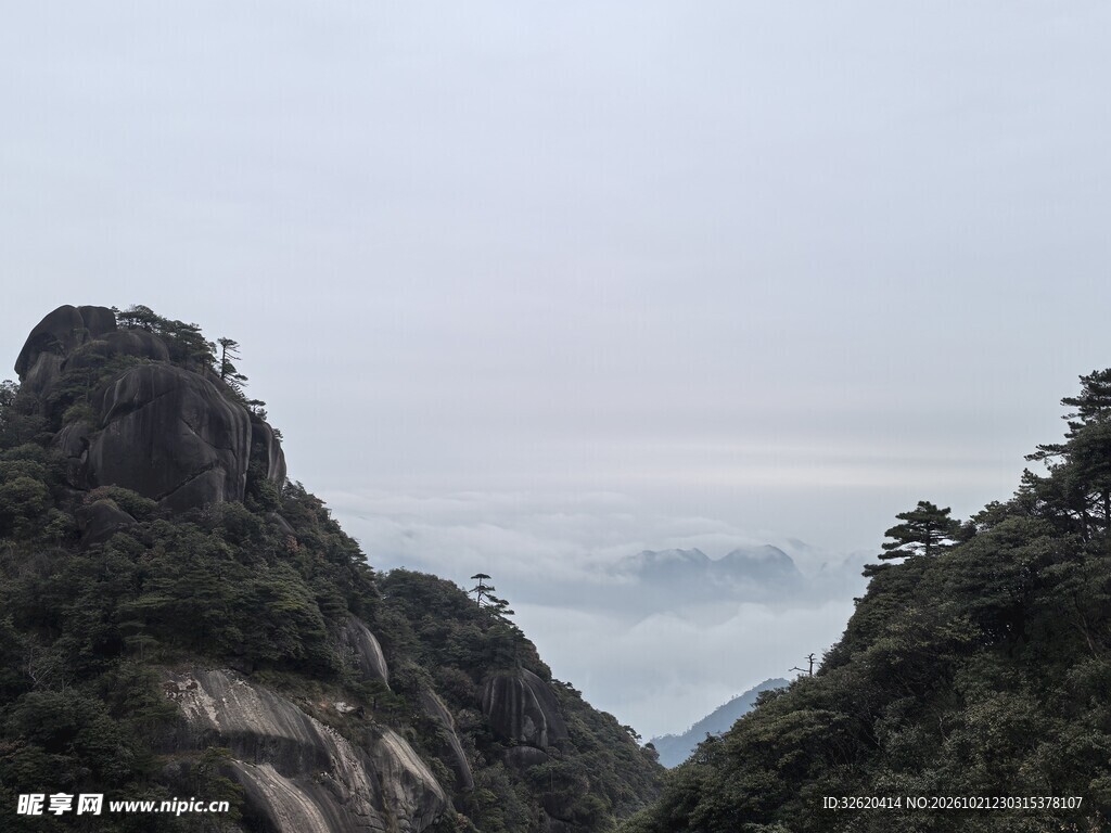 阴天山谷自然风光