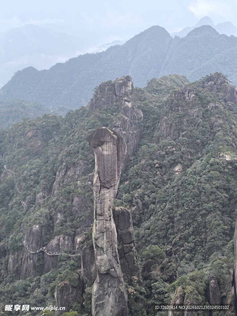 山野奇峰巨柱景观