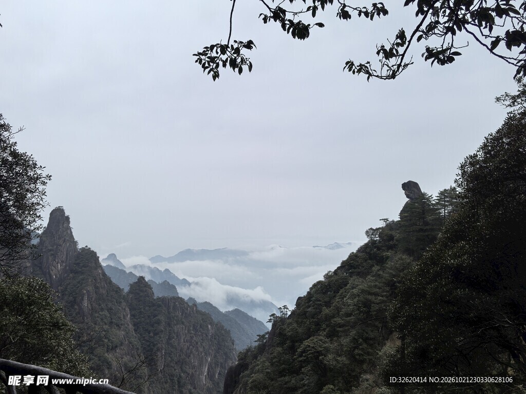 雾中山谷自然风光