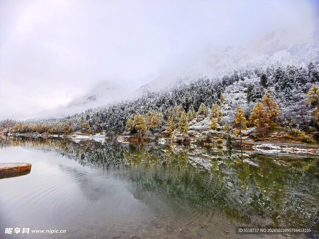 湖泊雪景