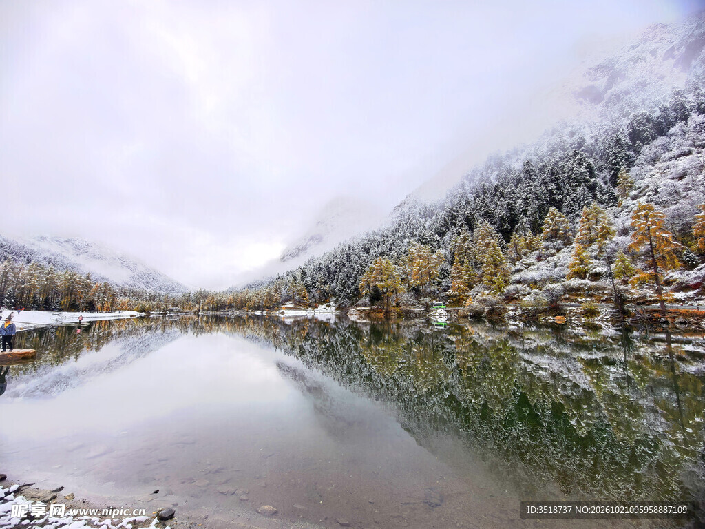 湖泊雪景