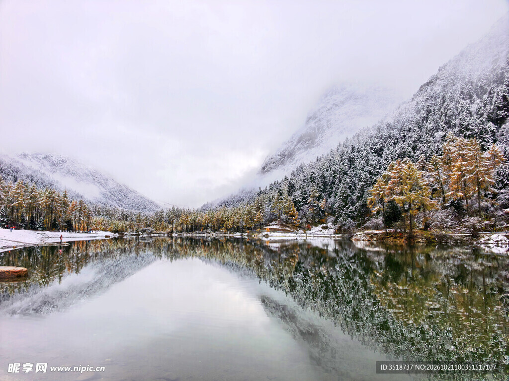 湖泊雪景