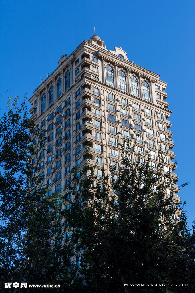 蓝天下的高层欧式建筑