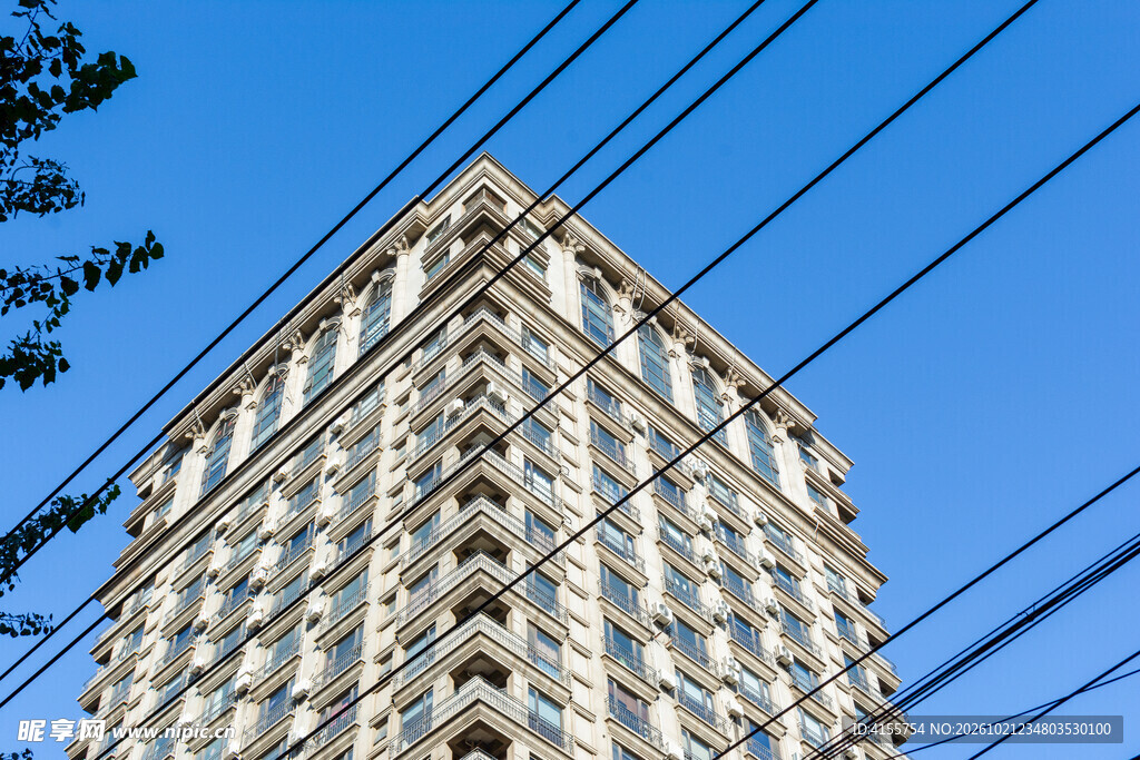 蓝天下仰拍高层住宅楼